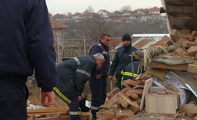 Газова бутилка взриви къща, спасители изровиха петима затрупани
