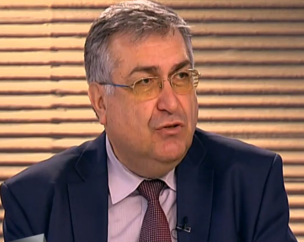 Проф. Близнашки: Радев се страхува, ще носи отговорност за държавна измяна