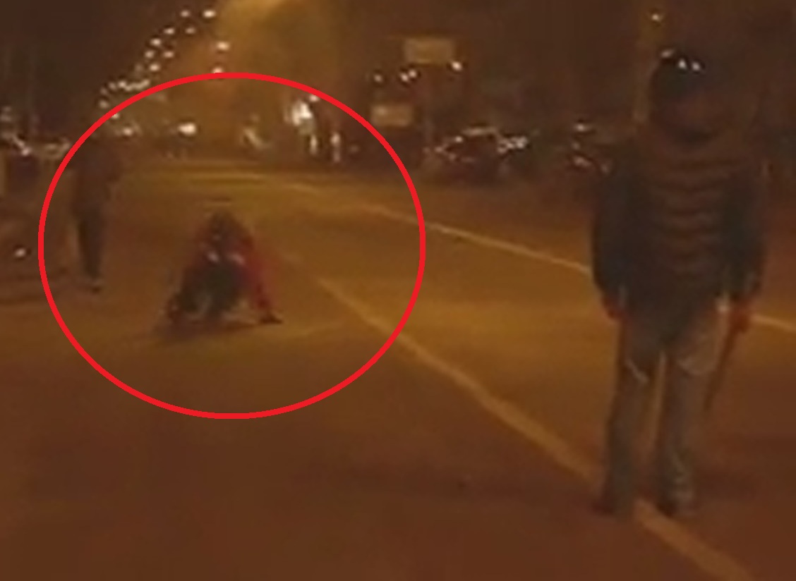 Потресаващо ВИДЕО в БЛИЦ: Снайперист екзекутира протестър в Украйна (НА ЖИВО)