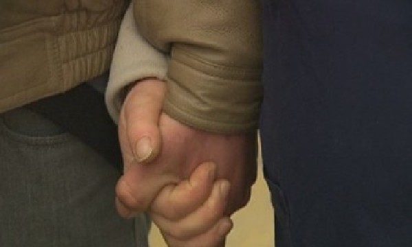 Брат и сестра сираци се срещат след четвърт век