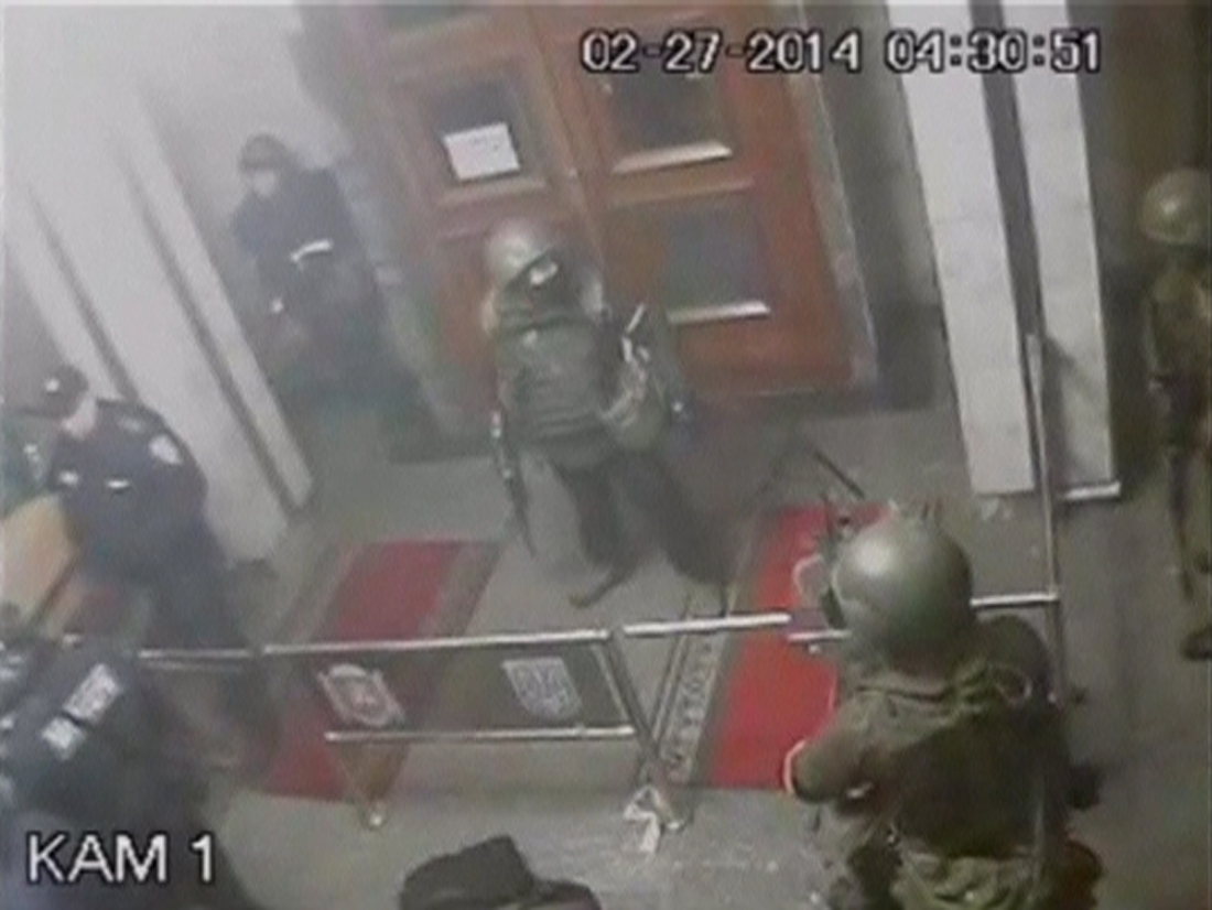 Военни машини шетат из Симферопол