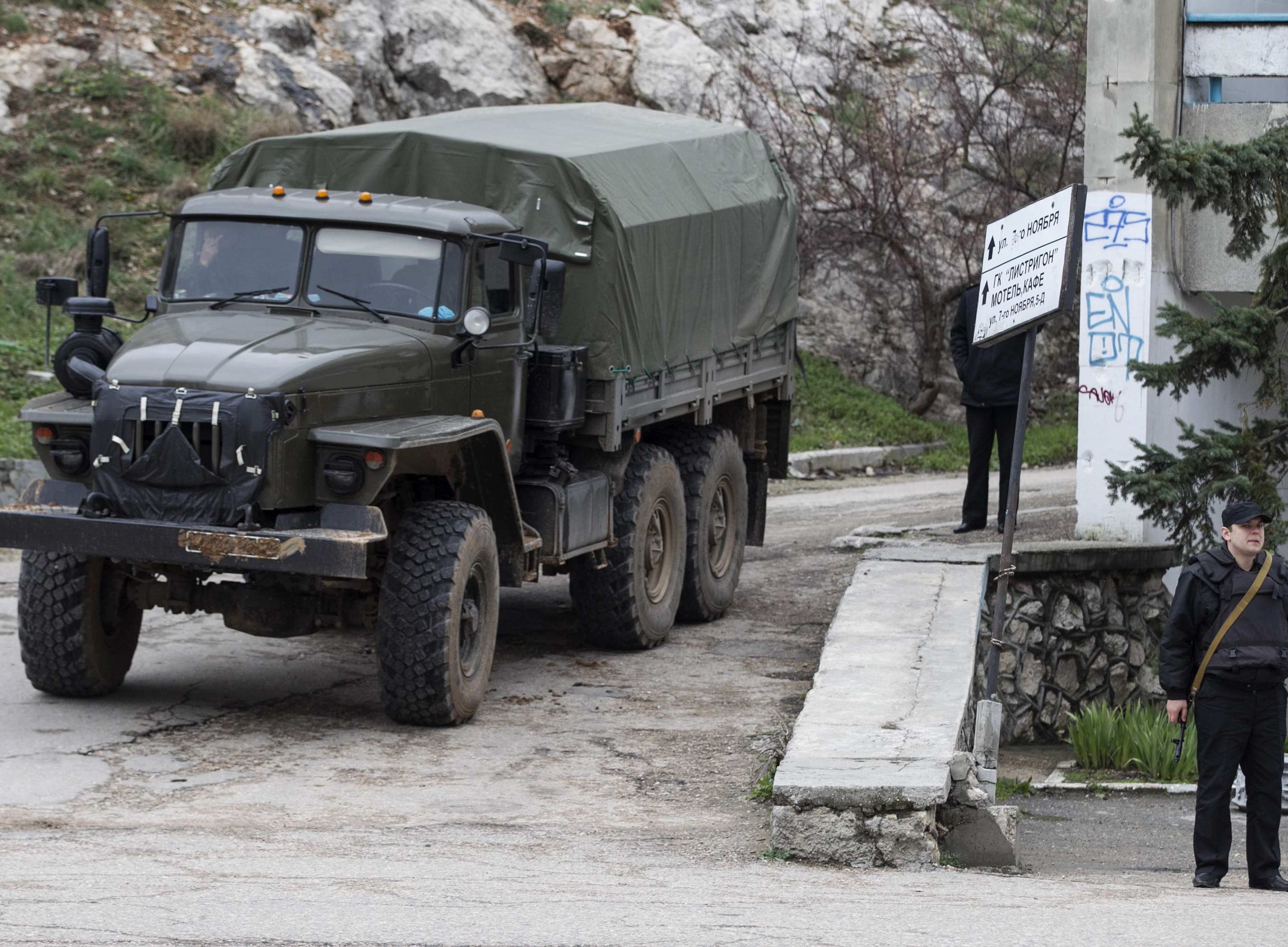 Военни машини шетат из Симферопол