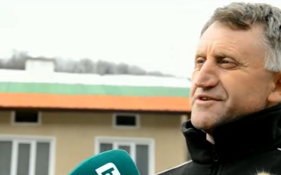 Патриот боядиса покрива на къщата си като  трибагреник