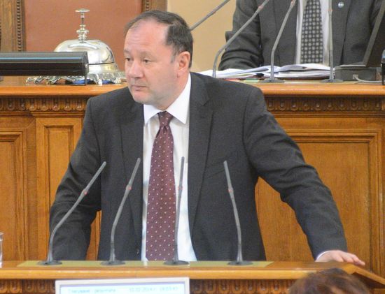 Депутатите кръшкат, но искат надница 