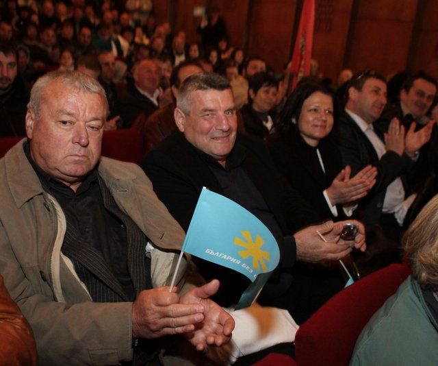 "Площадът" на Нешка Робева "гръмна" и в Девня
