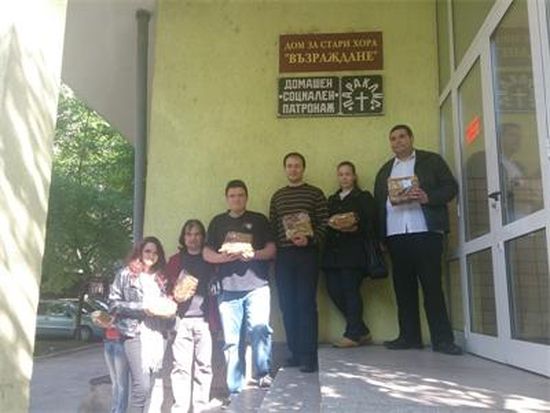 Младежи социалисти дариха козунаци на стари хора в Русе 