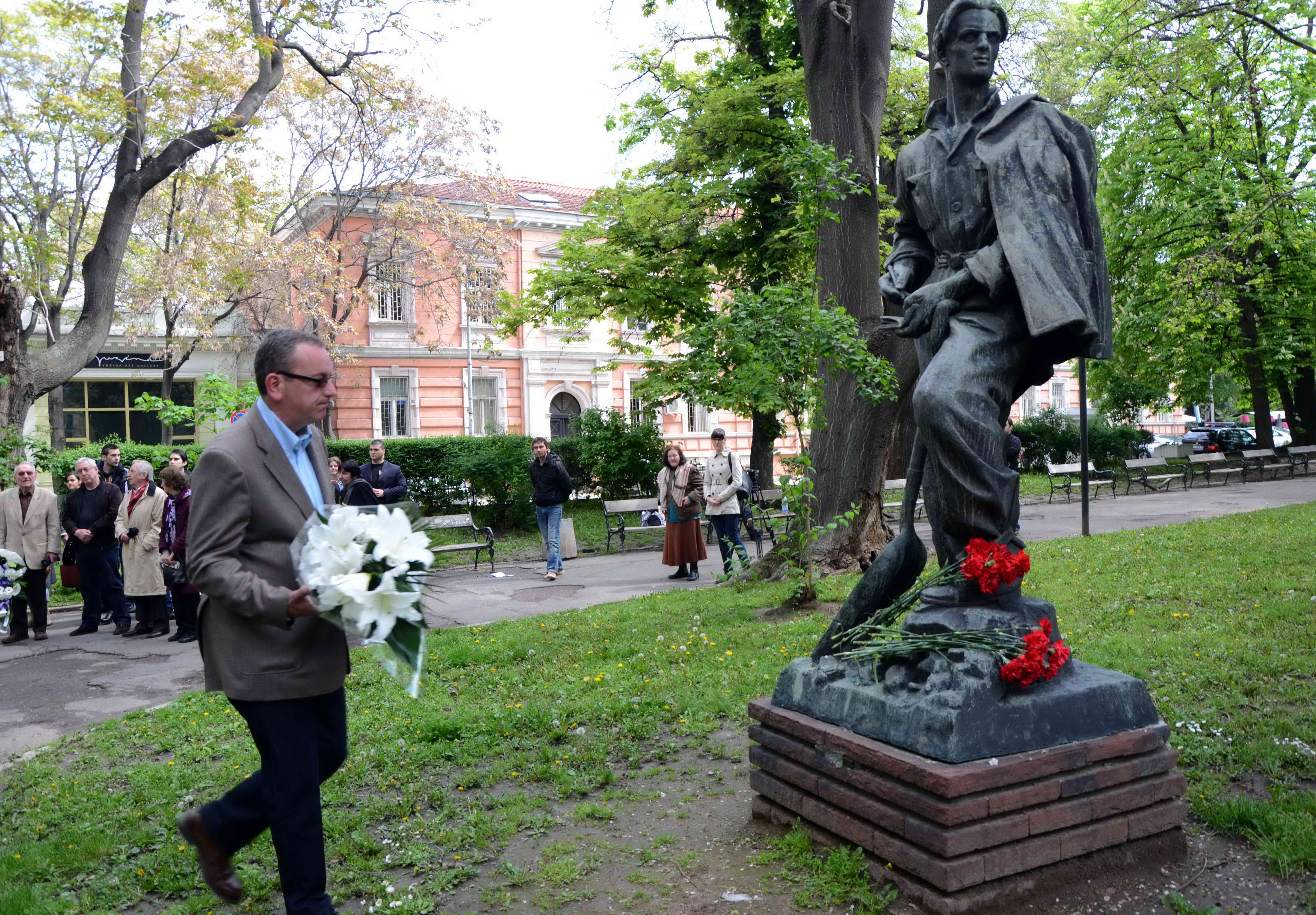 БСП връща Вапцаров в градинката на Художествената галерия (ГАЛЕРИЯ)