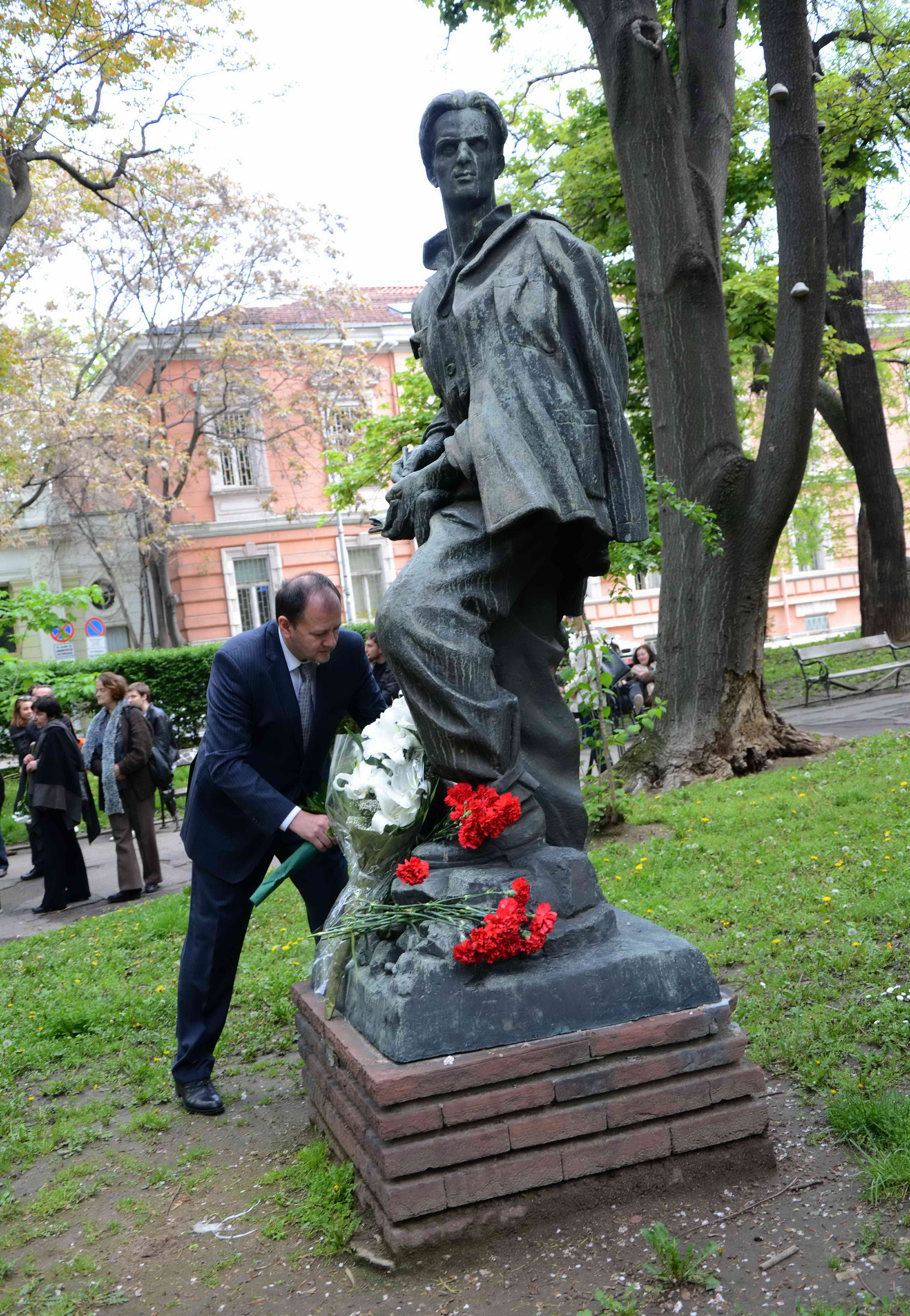 БСП връща Вапцаров в градинката на Художествената галерия (ГАЛЕРИЯ)