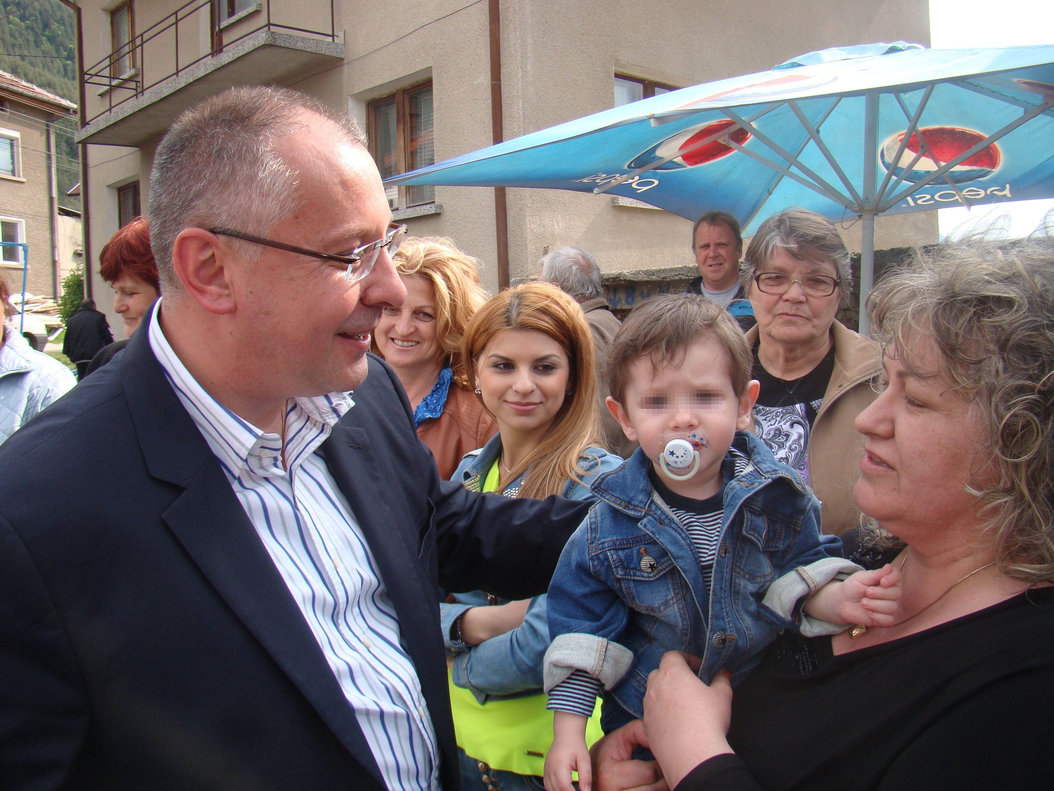Станишев хвали Мая Манолова, извоювала пари за Кюстендилско
