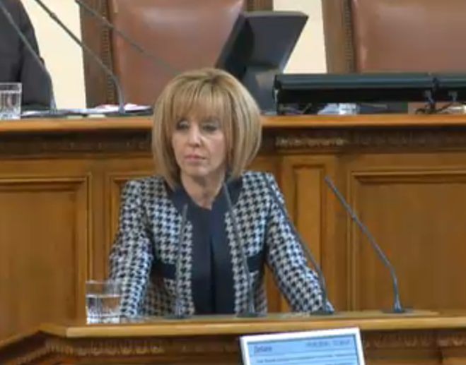 Мая Манолова оцеля на поста си след второ искане за оставка