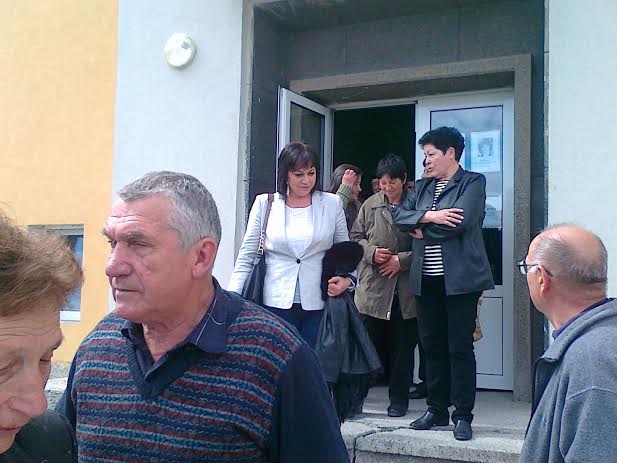 Корнелия Нинова потресена: Лична лекарка лекува само фенове на ГЕРБ 