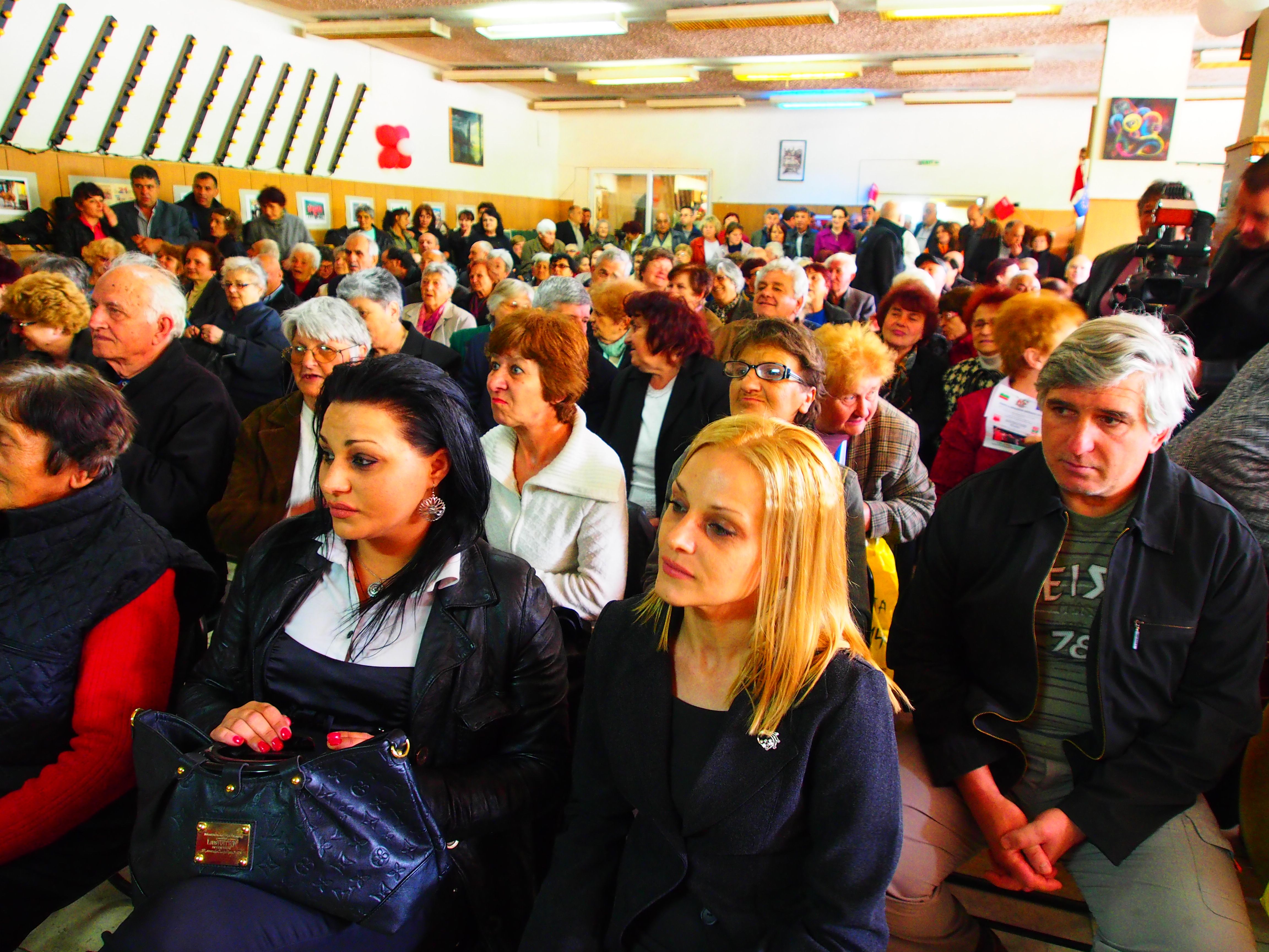 Над 500 симпатизанти на Станишев го посрещнаха в Червен бряг