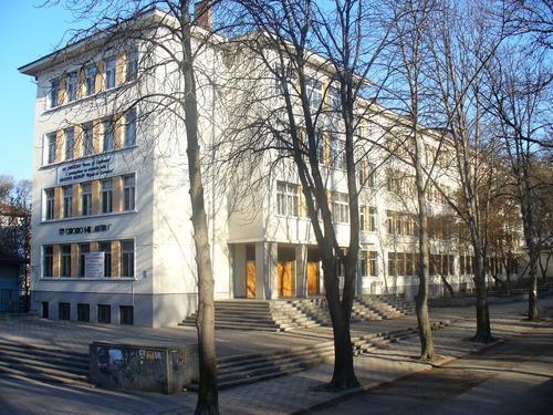 Испанската гимназия с обновен двор