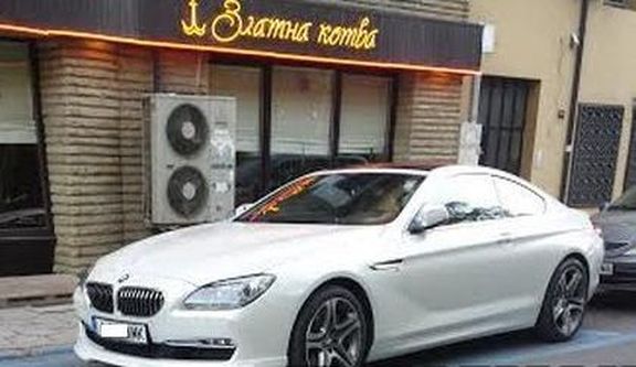 Бургаският бизнесмен Зебрата паркира луксозно БМВ на място за инвалиди
