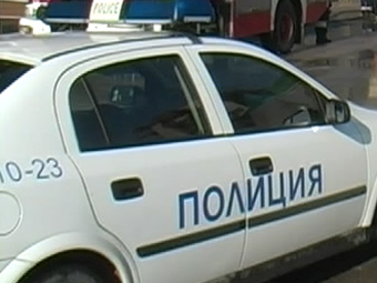 Наркодилър вилня по време на ареста си, рита и блъска патрулка