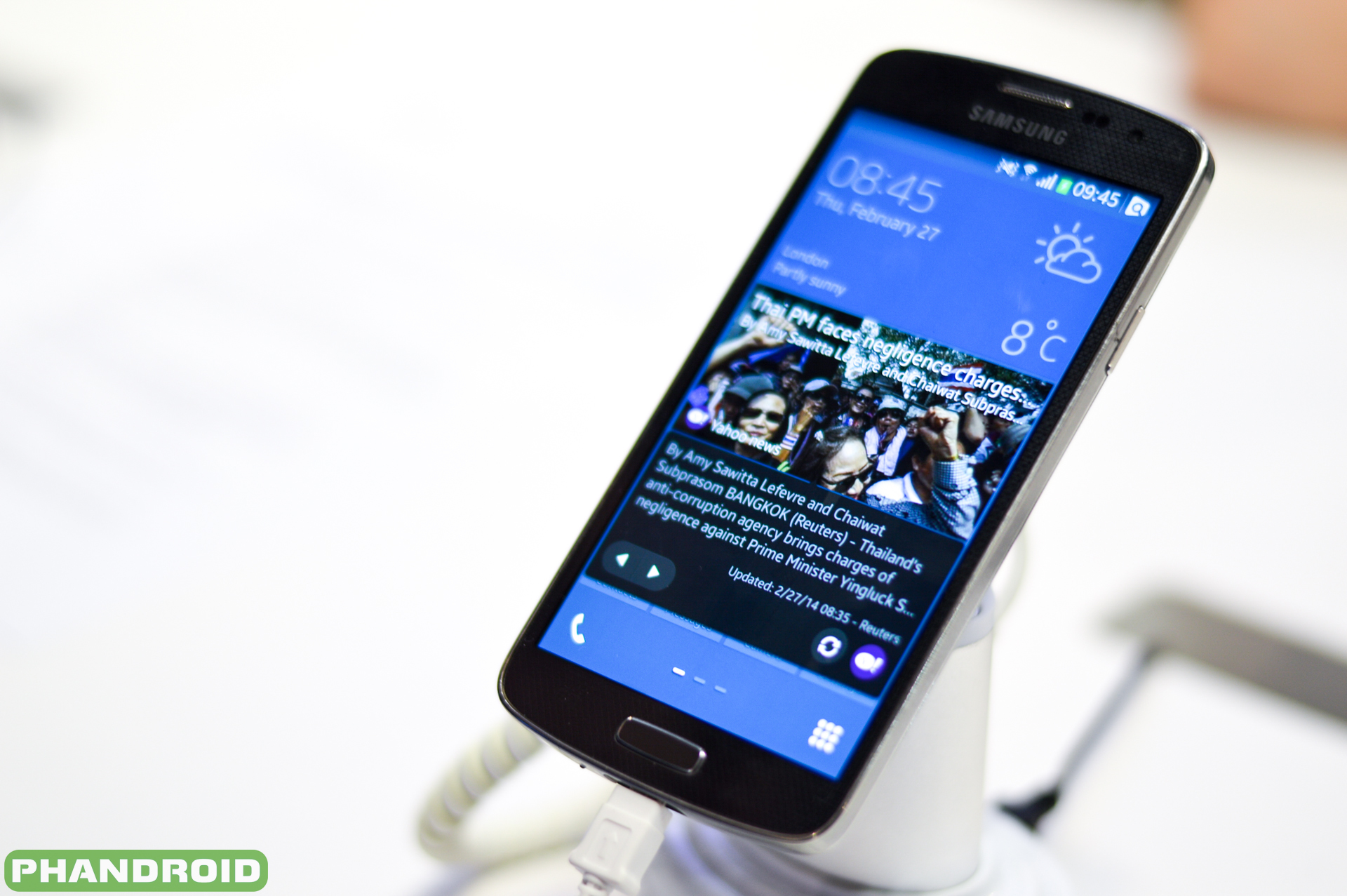 Samsung пусна Tizen смартфон