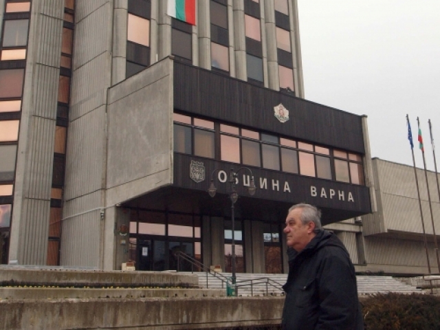 Отцепиха заради бомба общината във Варна