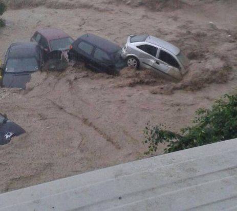 Ад в "Аспарухово": Водата подмята колите като детски играчки!