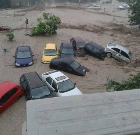 Ад в "Аспарухово": Водата подмята колите като детски играчки!