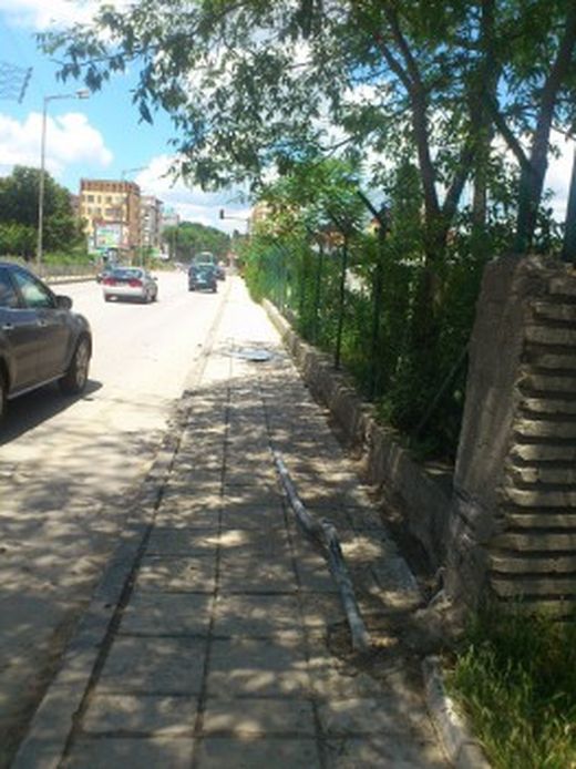 "Ауди" помете човек до стадион във Варна и избяга