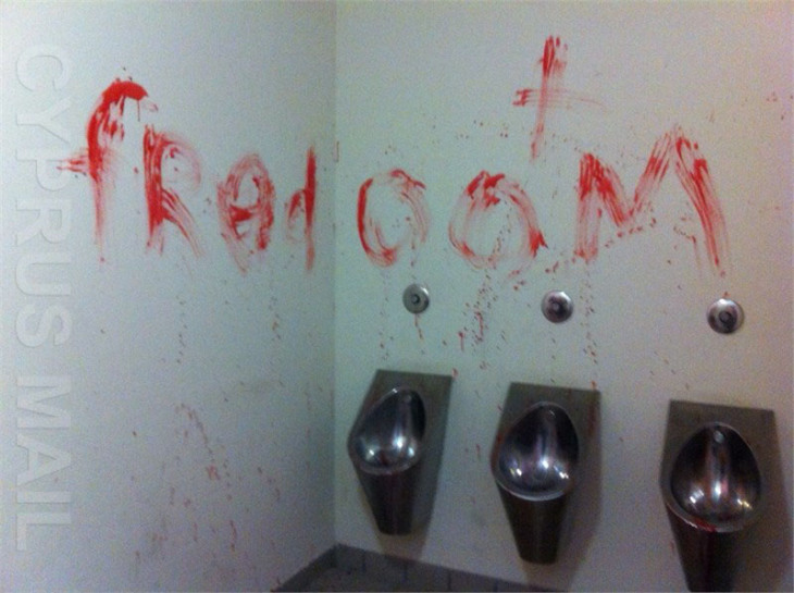 Българин написа "Freedom" с кръвта си, след като си  сряза вените в кипърски затвор 