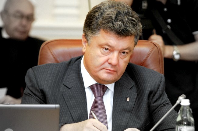 Порошенко сам реже пълномощията си в проект за нова конституция
