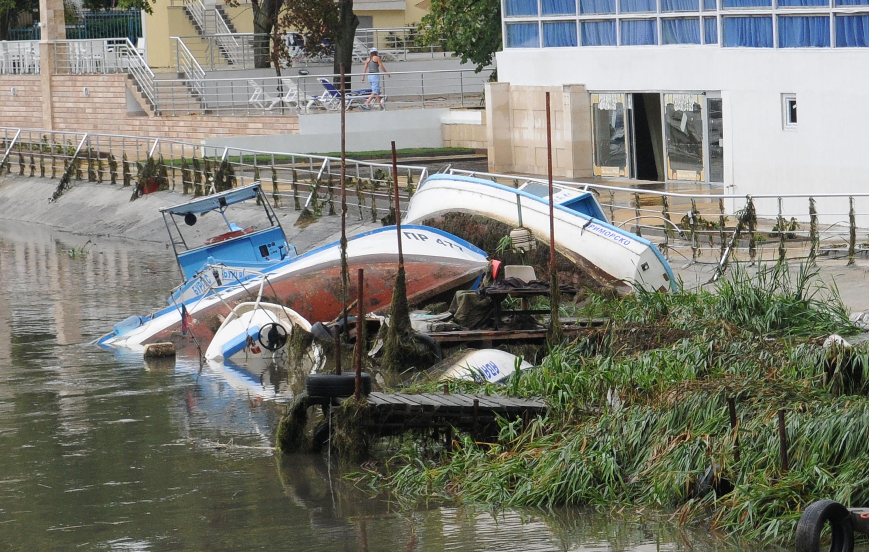Балканите са под вода! Пристанища и летища са парализирани, има ранени, домове са унищожени