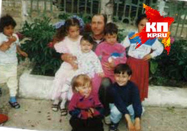 Кралица на красотата, отвлечена от роми като дете, се събра със семейството си