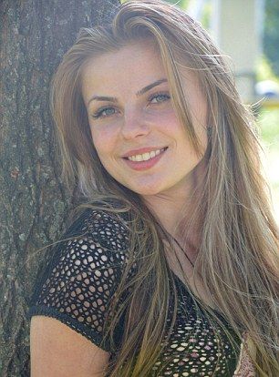 Кралица на красотата, отвлечена от роми като дете, се събра със семейството си