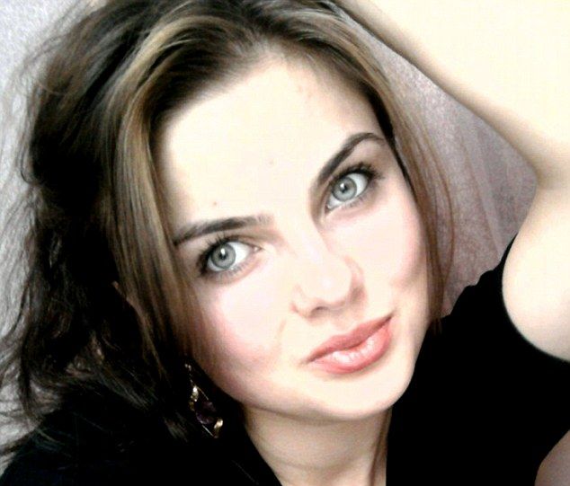 Кралица на красотата, отвлечена от роми като дете, се събра със семейството си