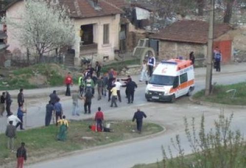 Сцепени глави и наръгани с ножове в меле за избягала невеста