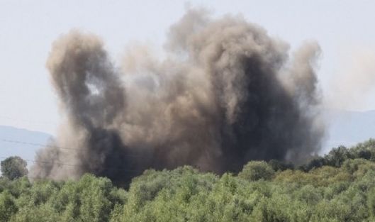 ИЗВЪНРЕДНО И ПЪРВО В БЛИЦ: Голям взрив във военния завод в Костенец!