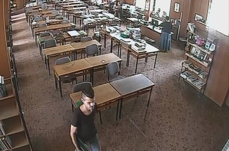Наглец задигна лаптоп посред бял ден. Познавате ли го? (ВИДЕО)
