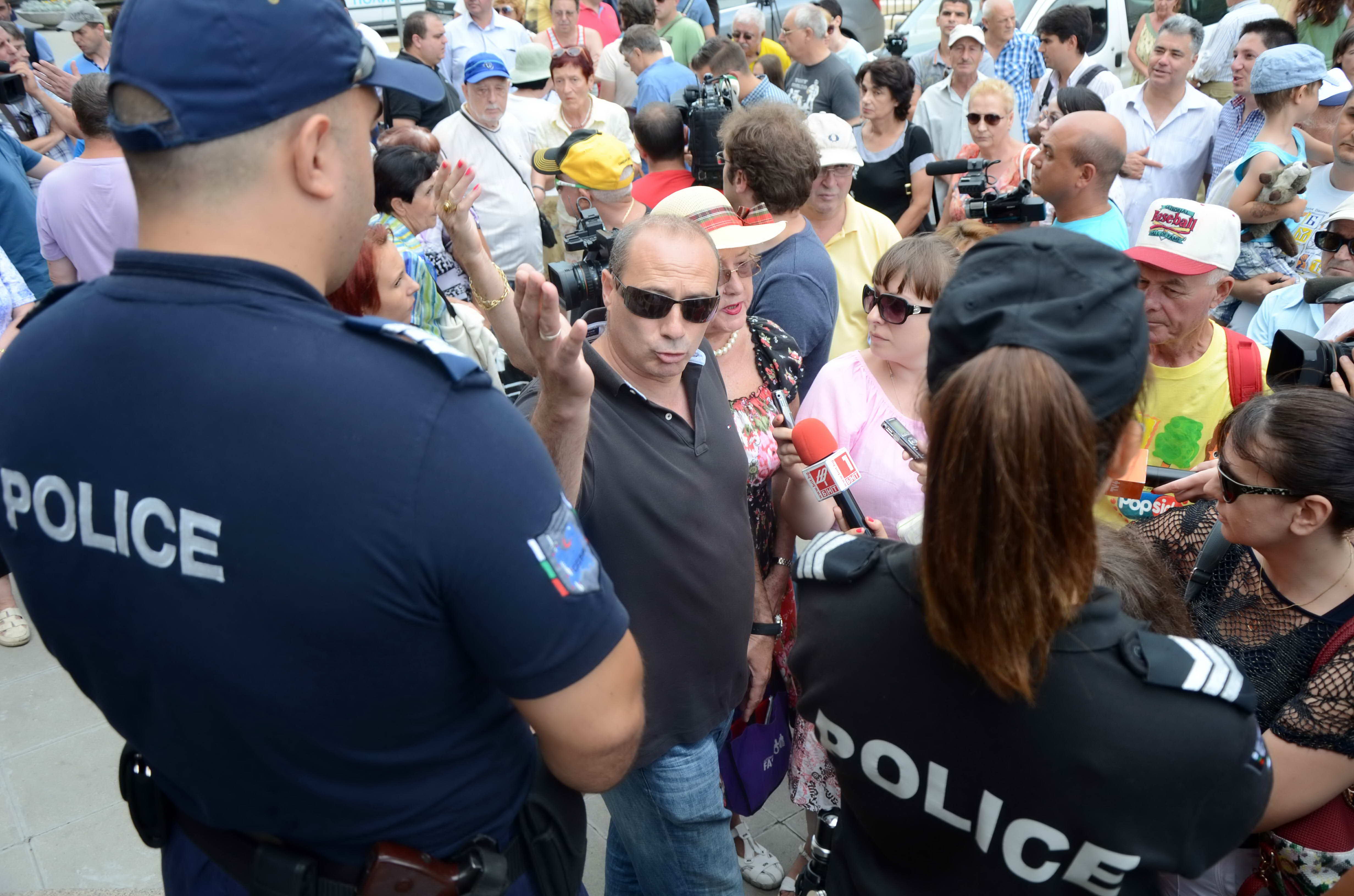 Протест пред БНБ: 200 искат оставката на Иван Искров!