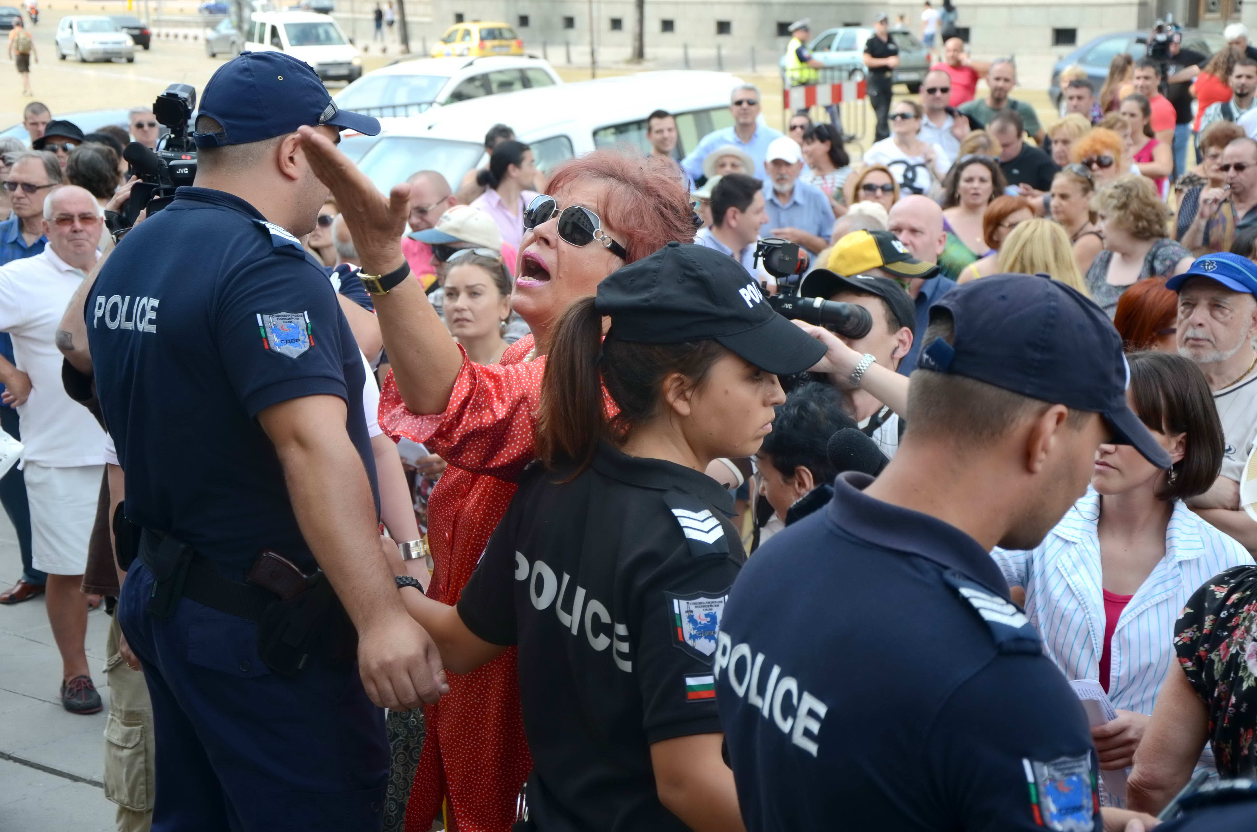 Протест пред БНБ: 200 искат оставката на Иван Искров!