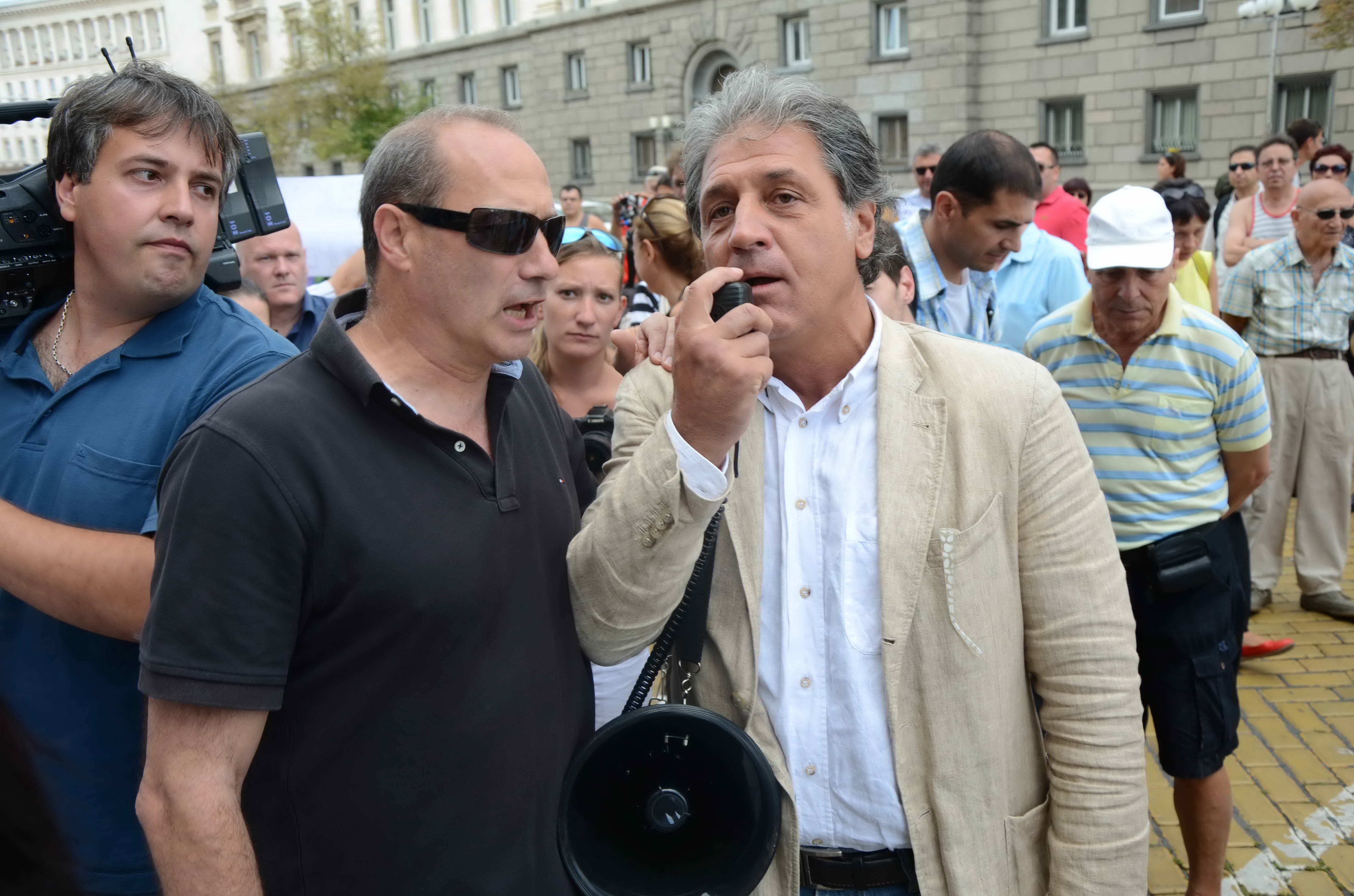 Протест пред БНБ: 200 искат оставката на Иван Искров!