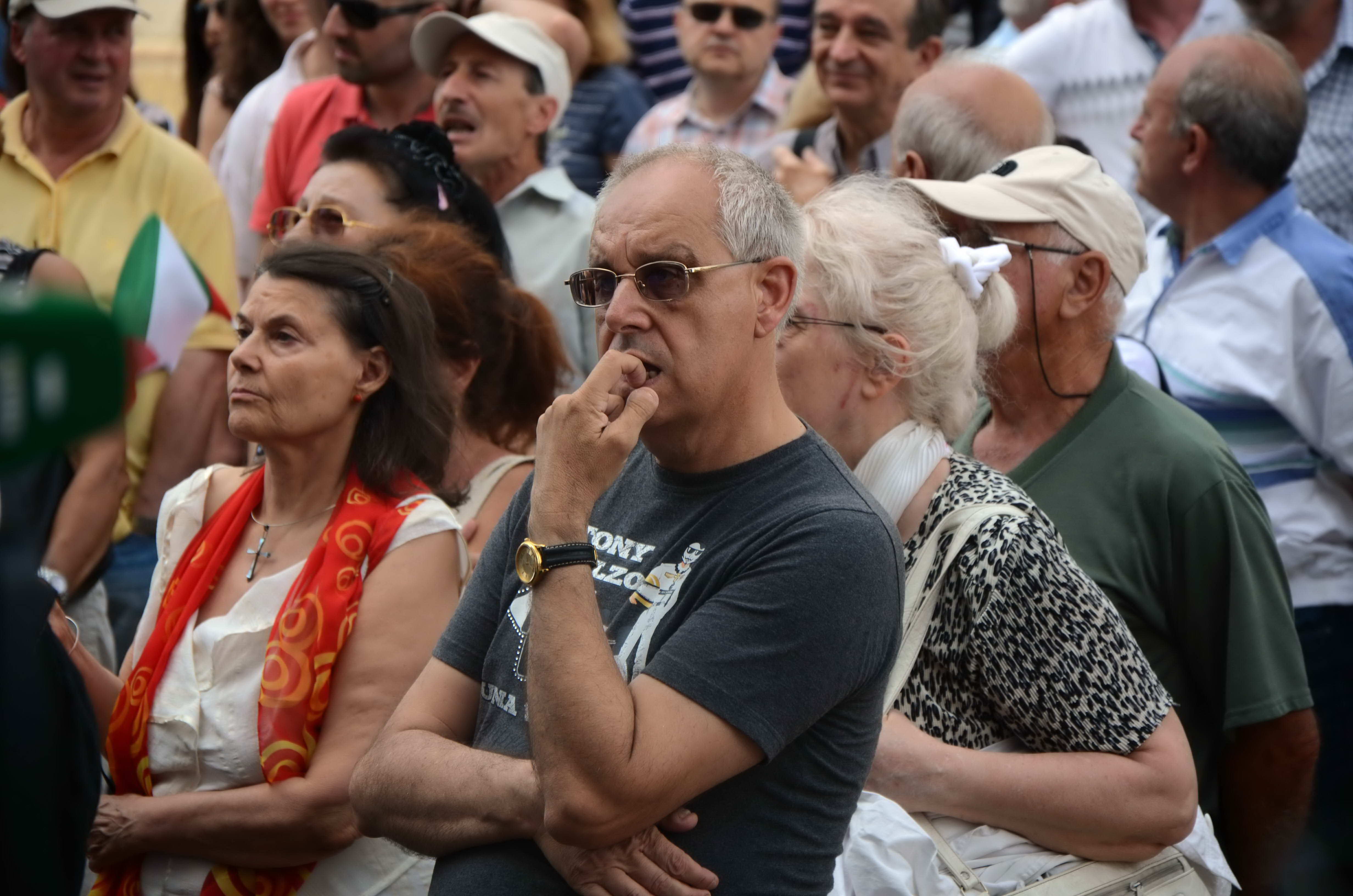 Протест пред БНБ: 200 искат оставката на Иван Искров!