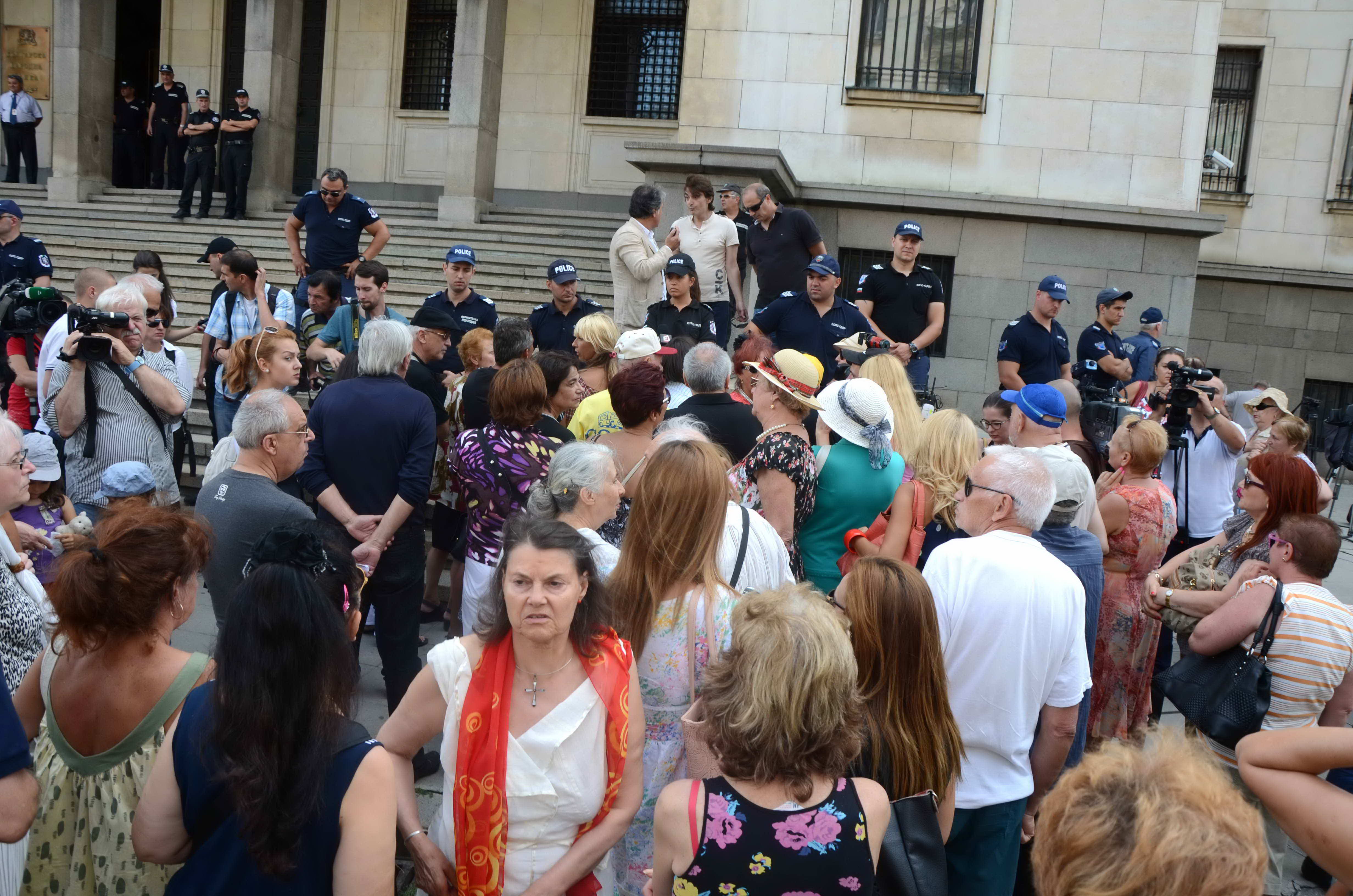 Протест пред БНБ: 200 искат оставката на Иван Искров!
