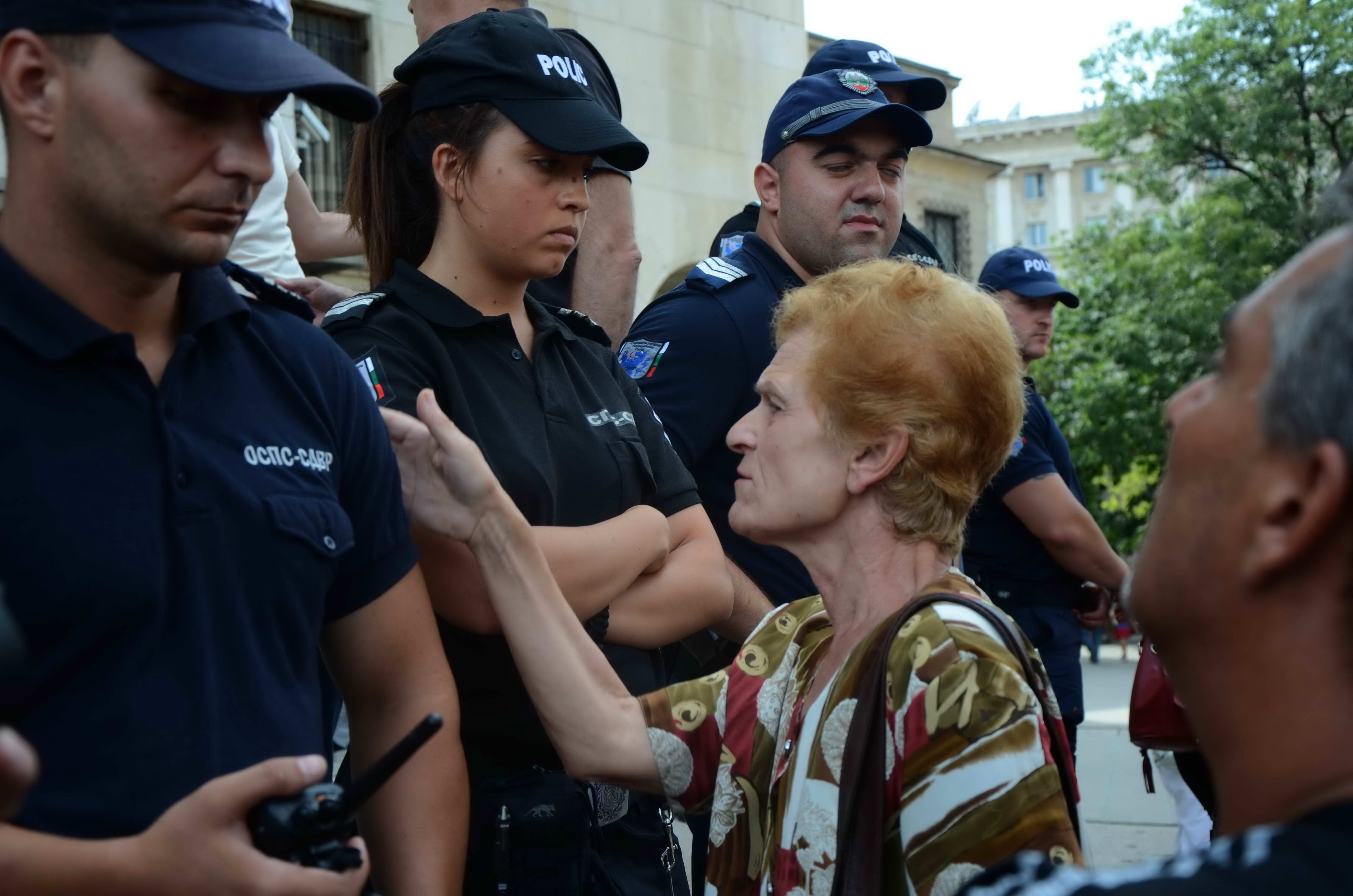 Протест пред БНБ: 200 искат оставката на Иван Искров!