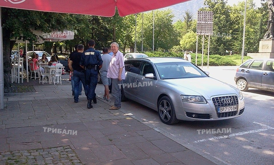 Полицаи тръшнали двама в центъра на Враца