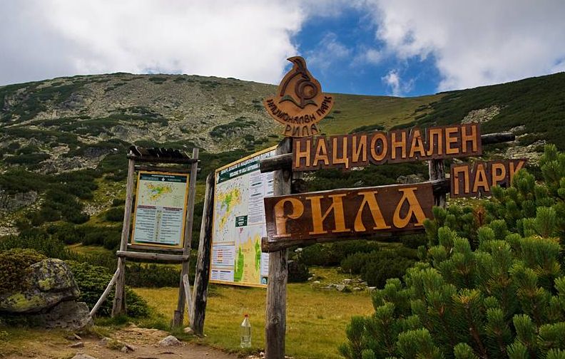 Екшън в парк „Рила”! Побеснял шофьор счупи бариерата, преби охраната