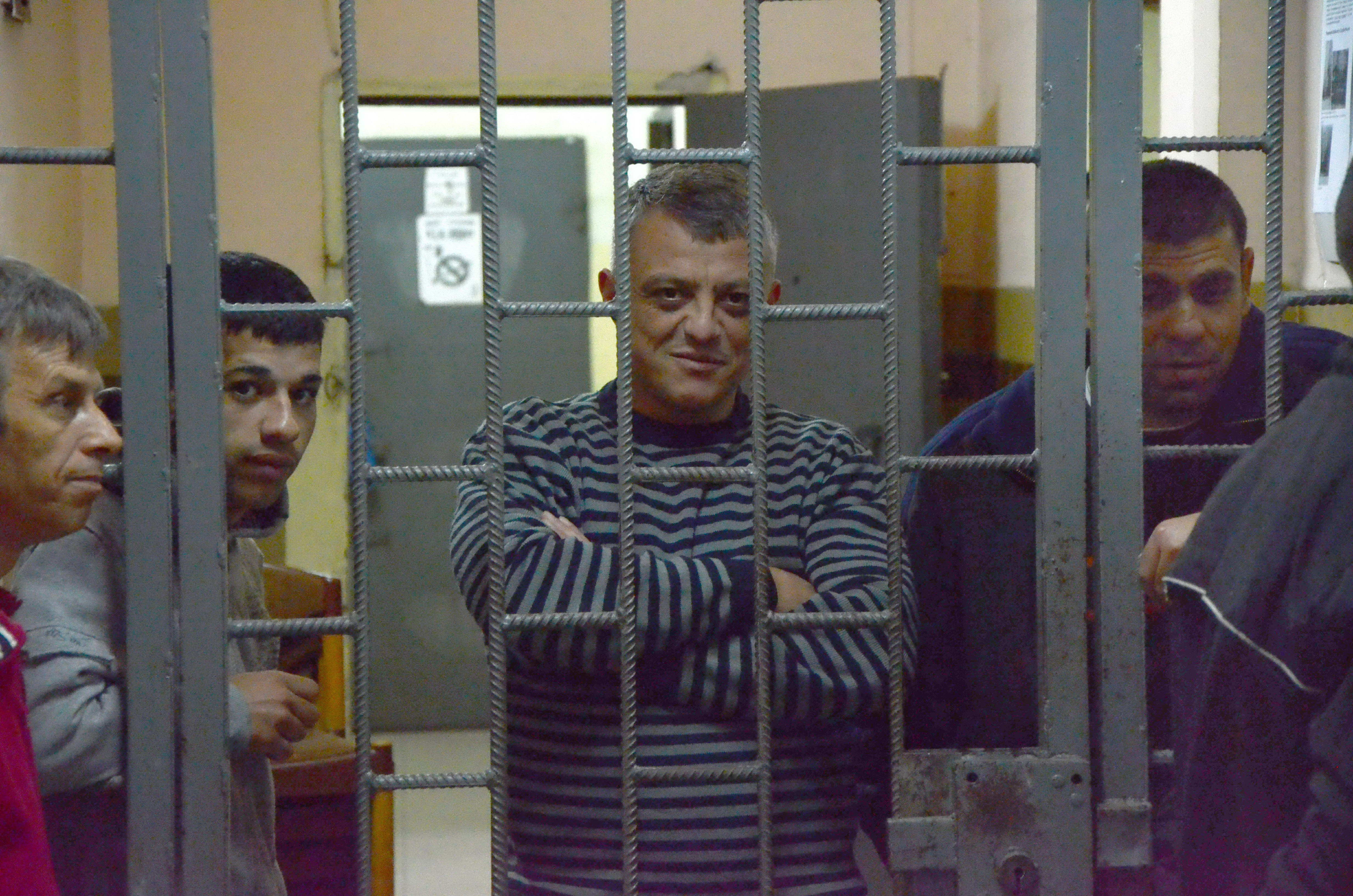 Примката около врата на Петното се затяга