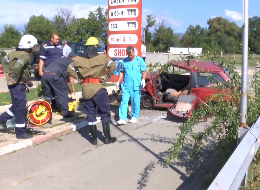 Адски сблъсък на пътя, не могат да извадят ранено момче от ламарините 