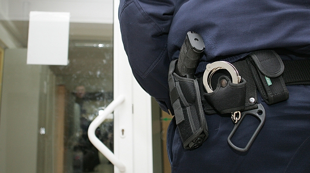 Наконтен извратеняк се гаври с баба
