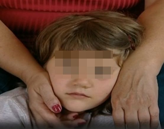Близначките, родени от 52-годишна майка, станаха първокласници