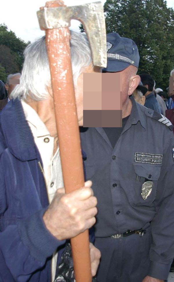 Луд наръга полицай в разградско село
