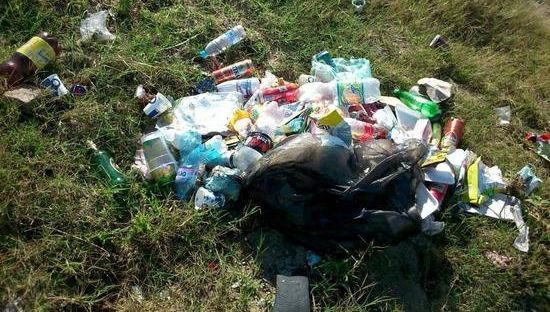 Плажът в Крайморие вони, начупени ръждясали чадъри стърчат от пясъка (СНИМКИ)
