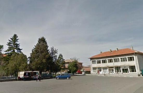 Евангелисти вдигат молитвен дом в двора на детска градина