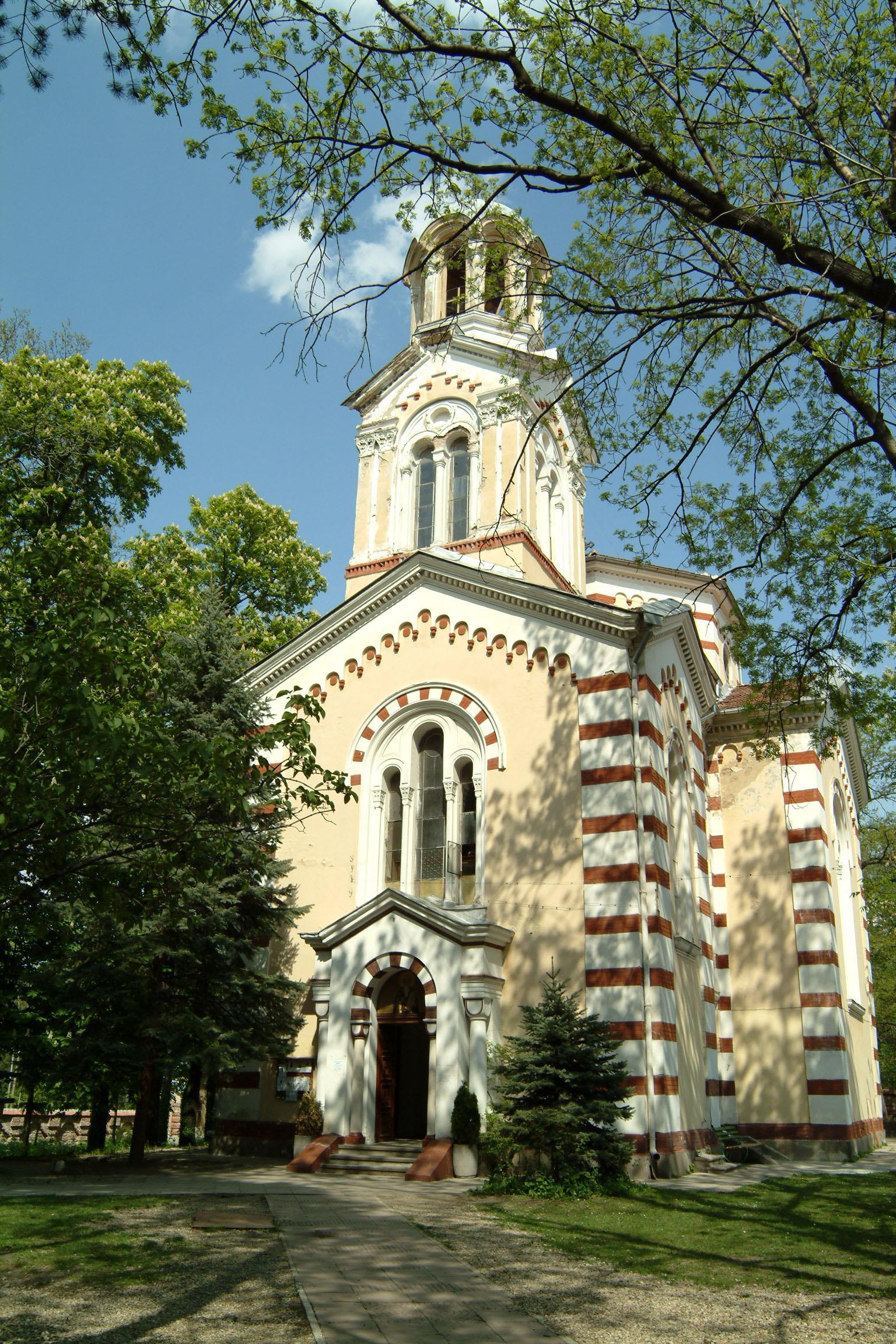 Вдигат бар в двора на Семинарията
