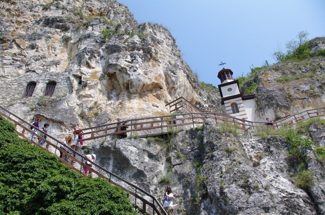 Басарбовският манастир привлича румънски туристи заради българския монах, покровител на Букурещ 